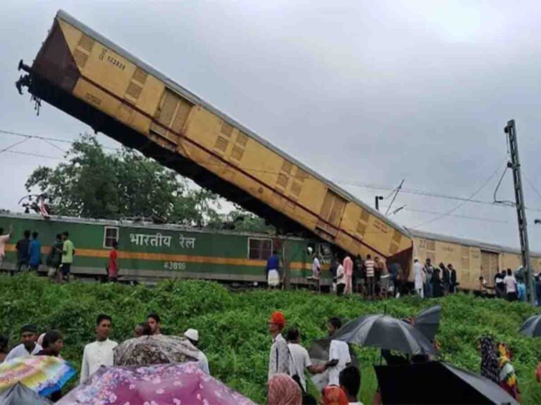 IAP SAN NGUT BA SHAH TYNRAH KA REL KANCHENJUNGA EXPRESS NADIEN HA KA REL KIT MAR HA SILIGURI