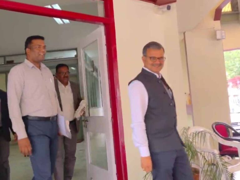 Ban jur Ki nonghikai bad Samla pule NEHU ha ki ophisar na ka Ministry bym kwah shuh ia u Prof. Shukla