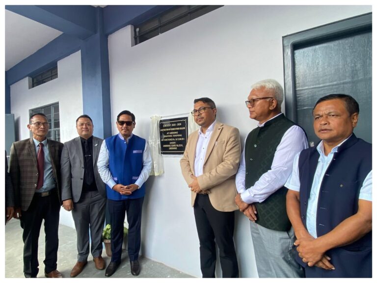 Plie u Conrad Sangma ia ki kamra klas ha RBS College, kular pynioh Auditorium Hall bad tiar tem