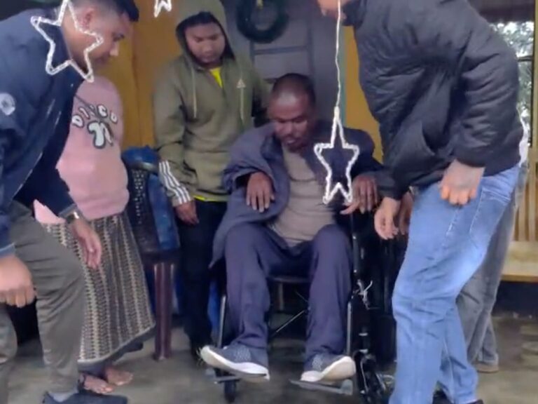 Iarap ka FKJGP da ka Wheel Chair sha u Rangbah, ki mar bam bad Blanket sha ki longïing ha Umduba Killing