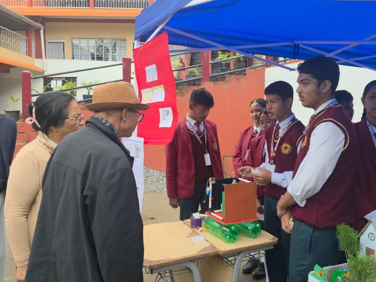 Ha ka Science exhibition, Sei ki khynnah skul Alpha ia ki Model ba bun jaid halor ki jingstad saian